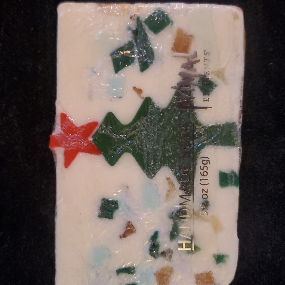 PRIMAL Festive Handmade Soap with Christmas Tree Design 5.8 oz - Picture 3 of 7